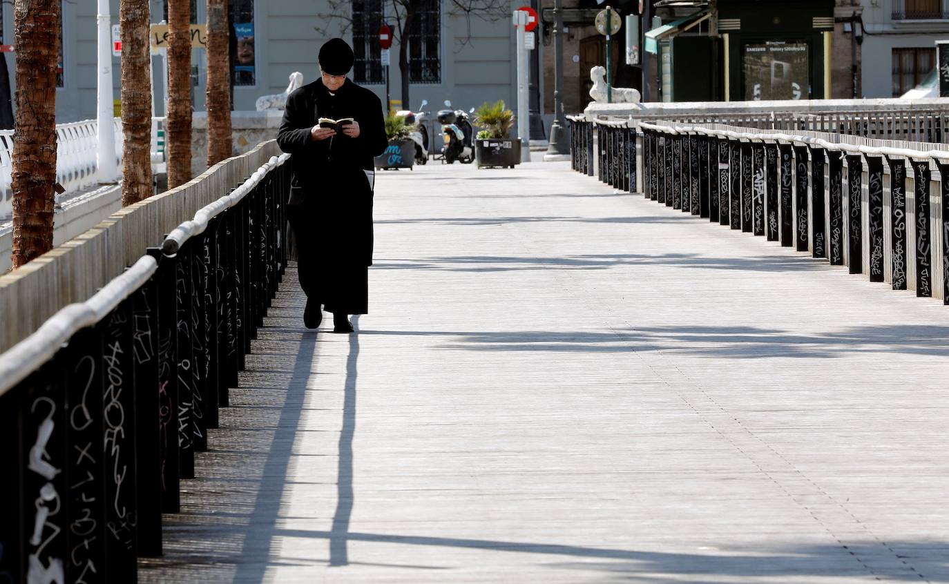 Calles vacías y una ciudad completamente desolada. Es el panorama que vive Valencia desde que el pasado sábado 14 de marzo el presidente del Gobierno, Pedro Sánchez, decretase el estado de alarma para hacer frente a la pandemia del coronavirus. Así está desde hace tres semanas la capital del Turia: 