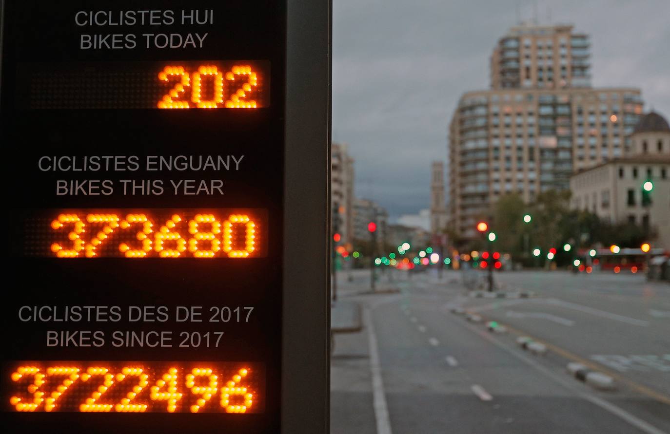 Calles vacías y una ciudad completamente desolada. Es el panorama que vive Valencia desde que el pasado sábado 14 de marzo el presidente del Gobierno, Pedro Sánchez, decretase el estado de alarma para hacer frente a la pandemia del coronavirus. Así está desde hace tres semanas la capital del Turia: 