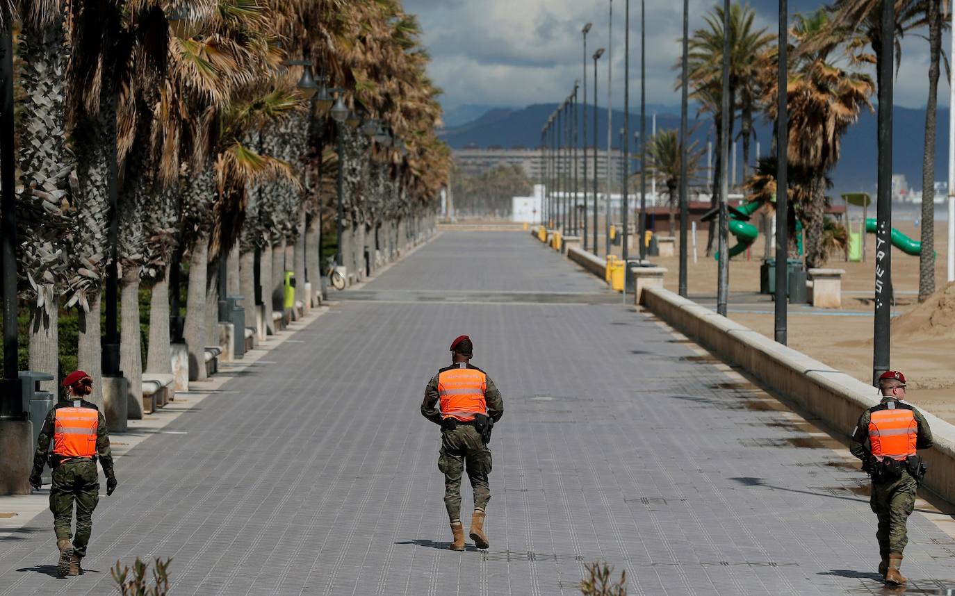 Calles vacías y una ciudad completamente desolada. Es el panorama que vive Valencia desde que el pasado sábado 14 de marzo el presidente del Gobierno, Pedro Sánchez, decretase el estado de alarma para hacer frente a la pandemia del coronavirus. Así está desde hace tres semanas la capital del Turia: 