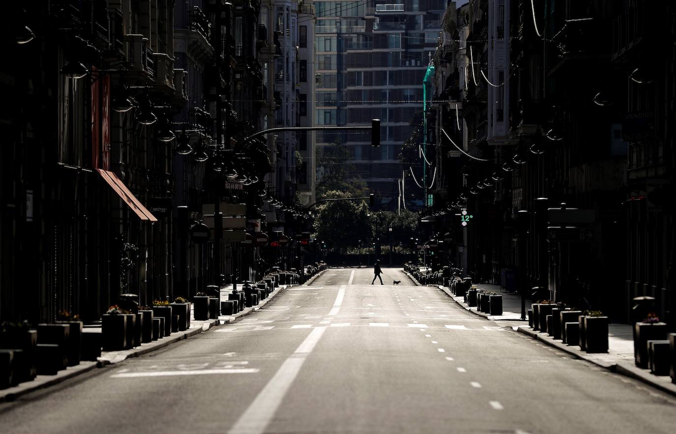 Calles vacías y una ciudad completamente desolada. Es el panorama que vive Valencia desde que el pasado sábado 14 de marzo el presidente del Gobierno, Pedro Sánchez, decretase el estado de alarma para hacer frente a la pandemia del coronavirus. Así está desde hace tres semanas la capital del Turia: 