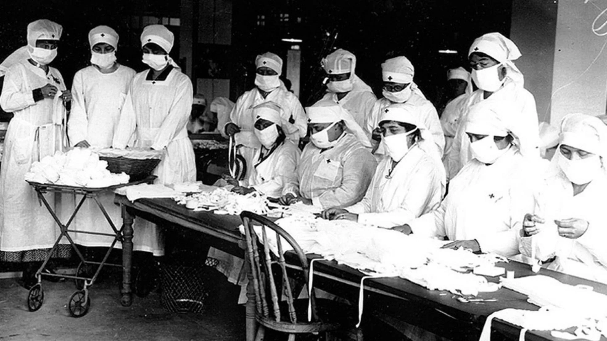 Preparación de mascarillas en Estados Unidos durante la pandemia de gripe de 1918. lp