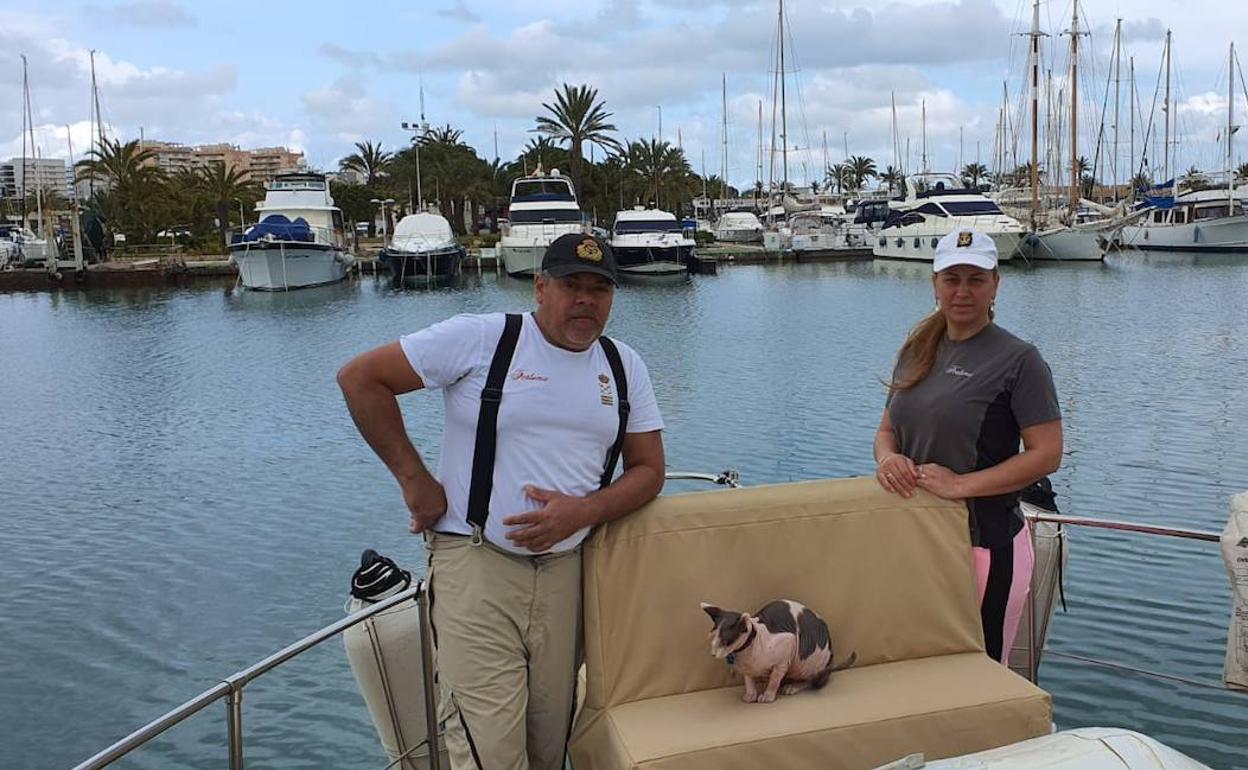 Ricardo y Mirera en su barco. 