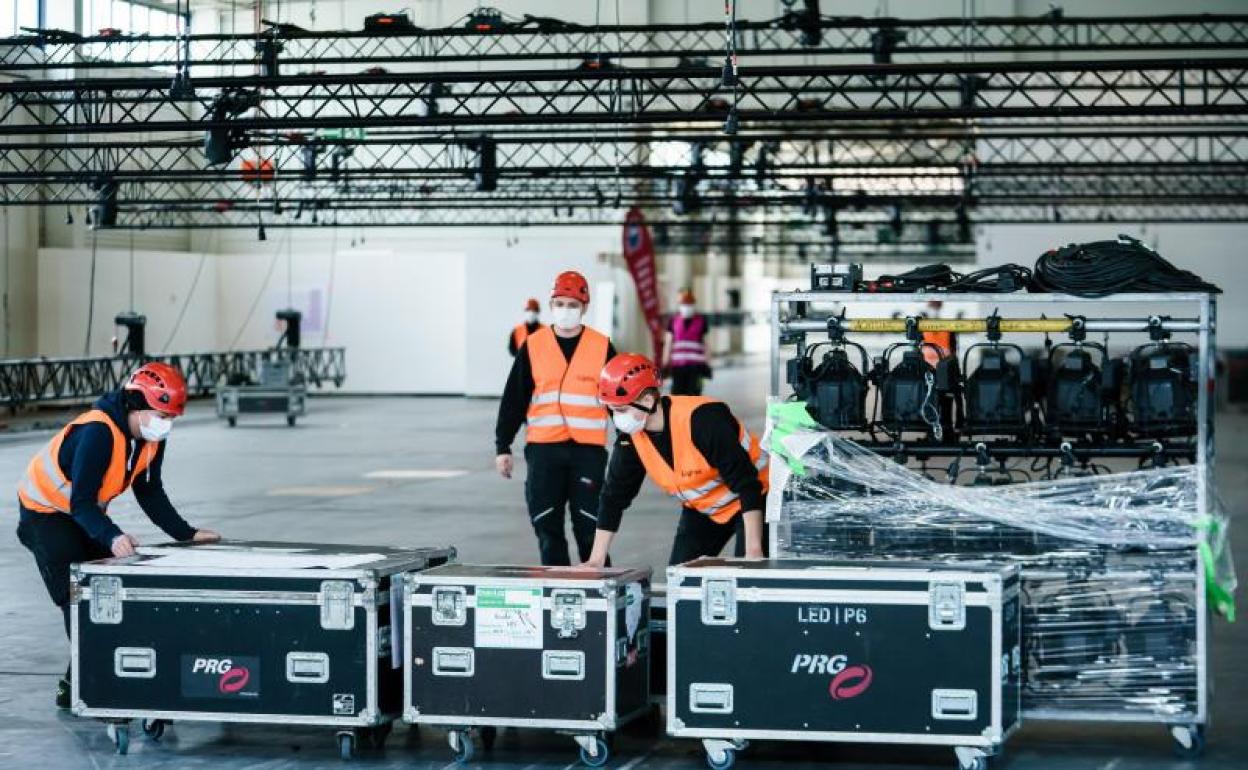 Trabajadores alemanes preparan un centro para atender enfernos 