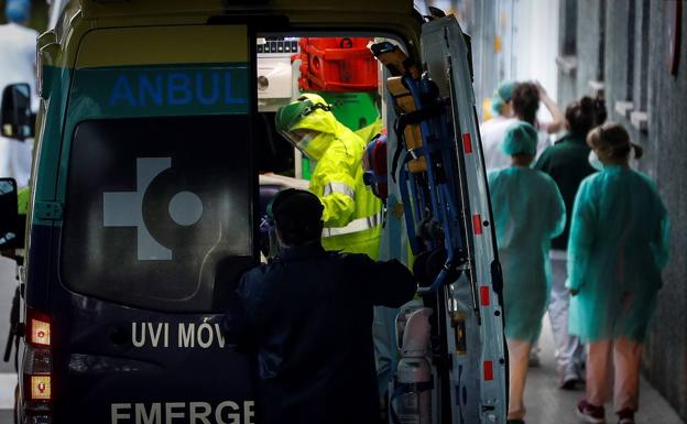 Una ambulancia, en las urgencias del Hospital Donostia. 