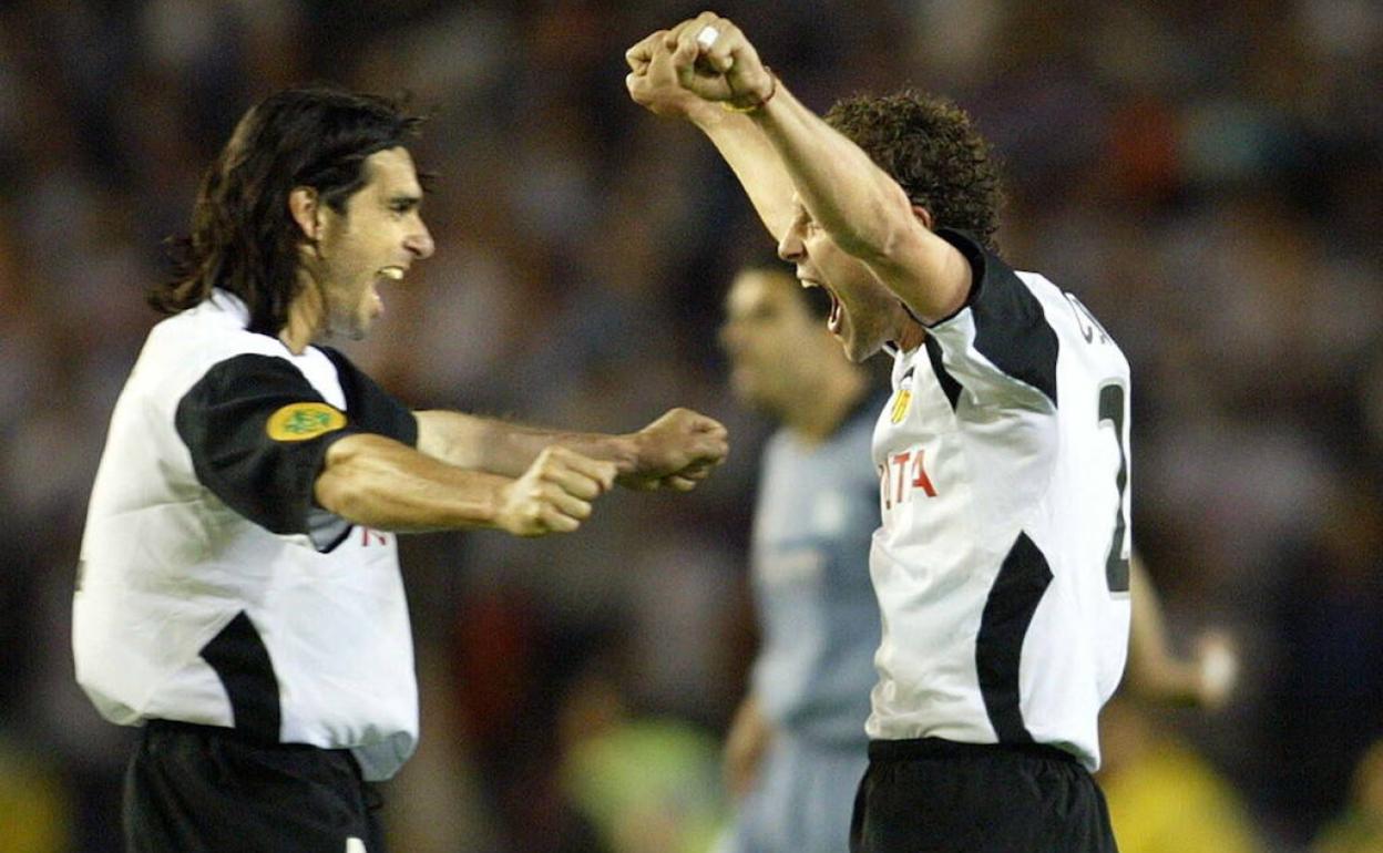 Ayala y Curro Torres celebran el final del partido ante el Marsella en 2004.