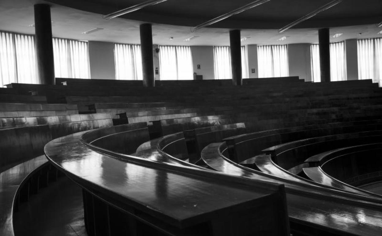 El interior de un aula vacía de la Facultad de Derecho de la Universidad Complutense de Madrid. 