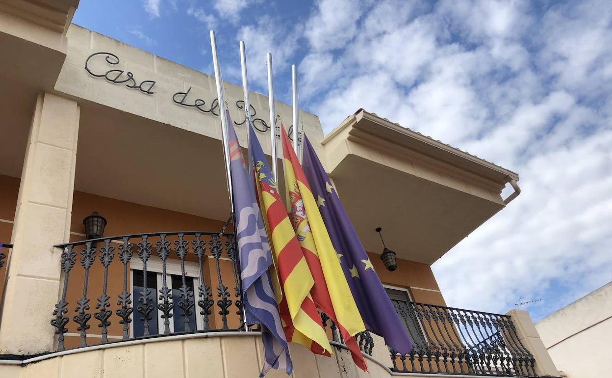 El Ayuntamiento  con las banderas a media asta en señal de duelo por los fallecidos por el coronavirus. 