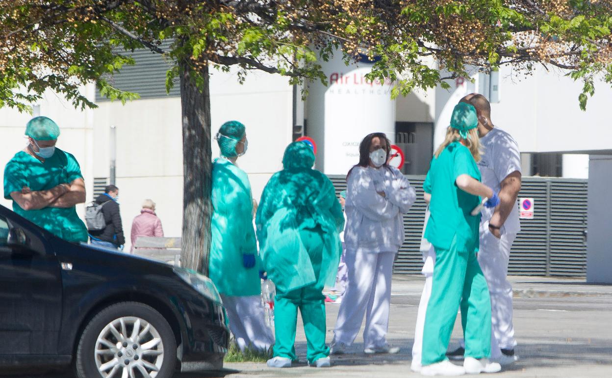 Varios sanitarios y sanitarias descansan en jornadas maratonianas.