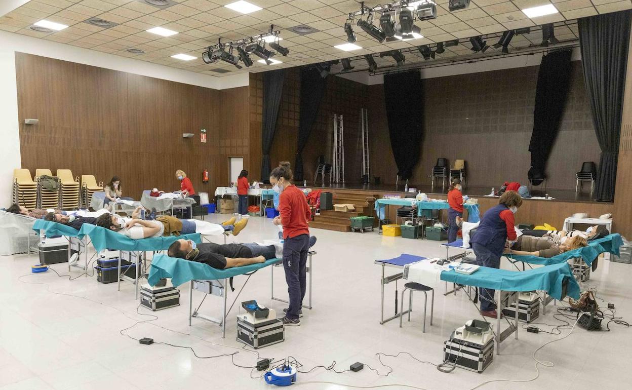 Los vecinos del municipio en la donación de sangre. 