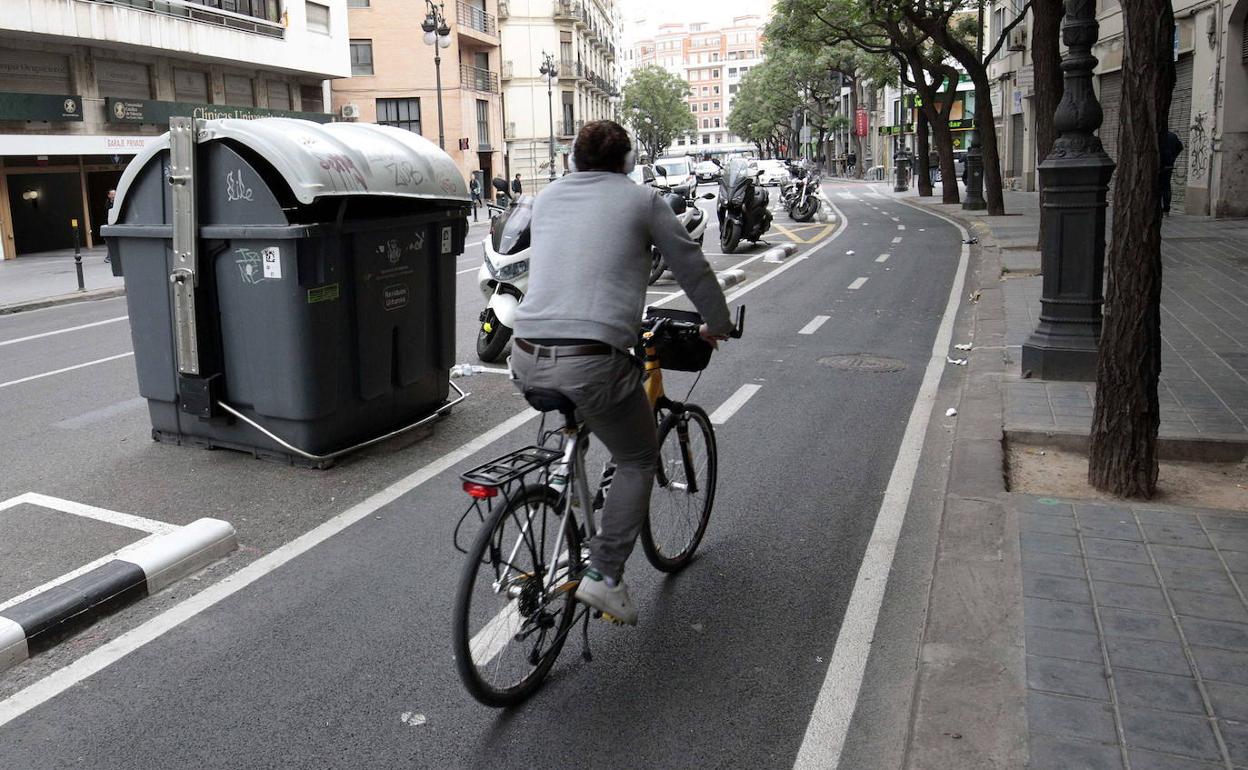 Un ciclista circula por un carril bici en Valencia. 