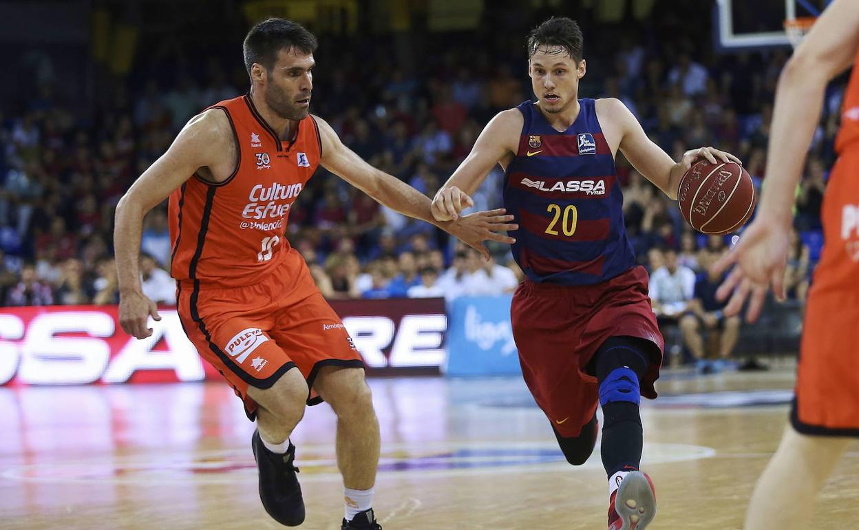 Fernando San Emeterio defiende al alero del Barcelona Markus Eriksson durante el segundo partido de los cuartos de final de la Liga ACB en mayo de 2017.