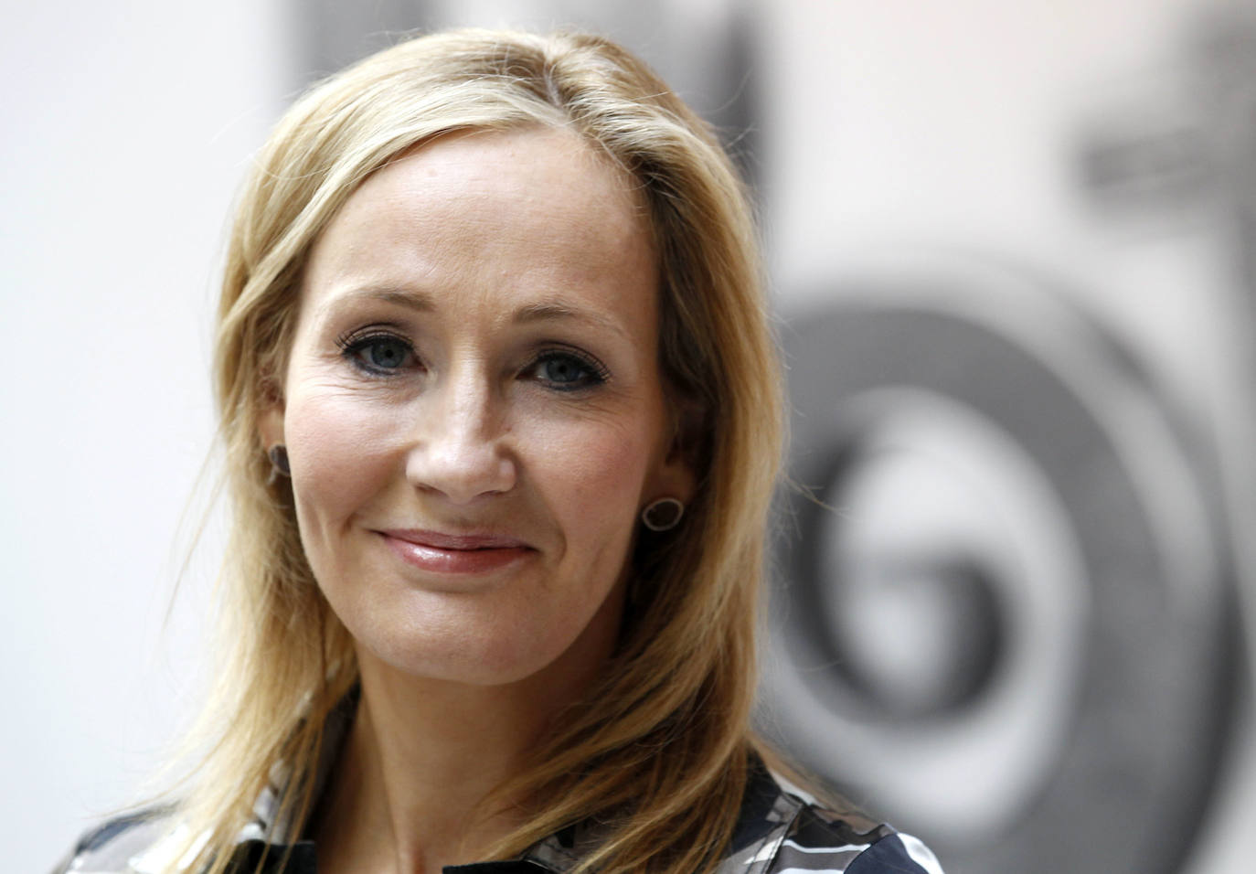 La escritora escocesa JK Rowling, autora de Harry Potter, ha anunciado que ha superado los síntomas del coronavirus y se encuentra «completamente recuperada». En un mensaje de Twitter, afirmó que durante «las dos últimas semanas» ha padecido «todos los síntomas del COVID-19», aunque precisó que no se ha sometido a la prueba.