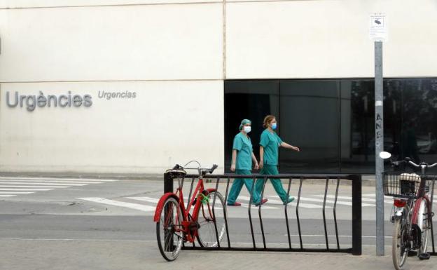 Personal sanitario en La Fe de Valencia.