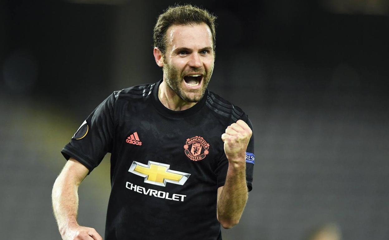 Juan Mata celebra un gol en un partido de Europa League.