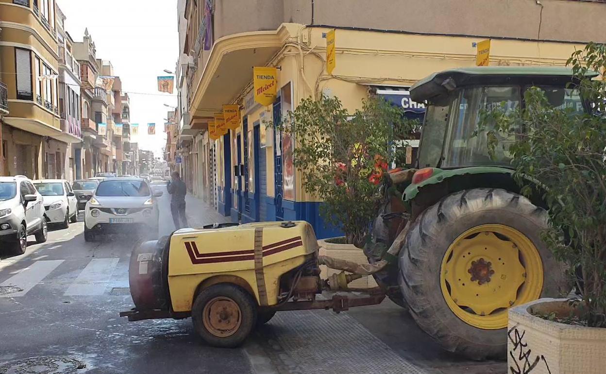 Uno de los tractores desinfecta una calle. 