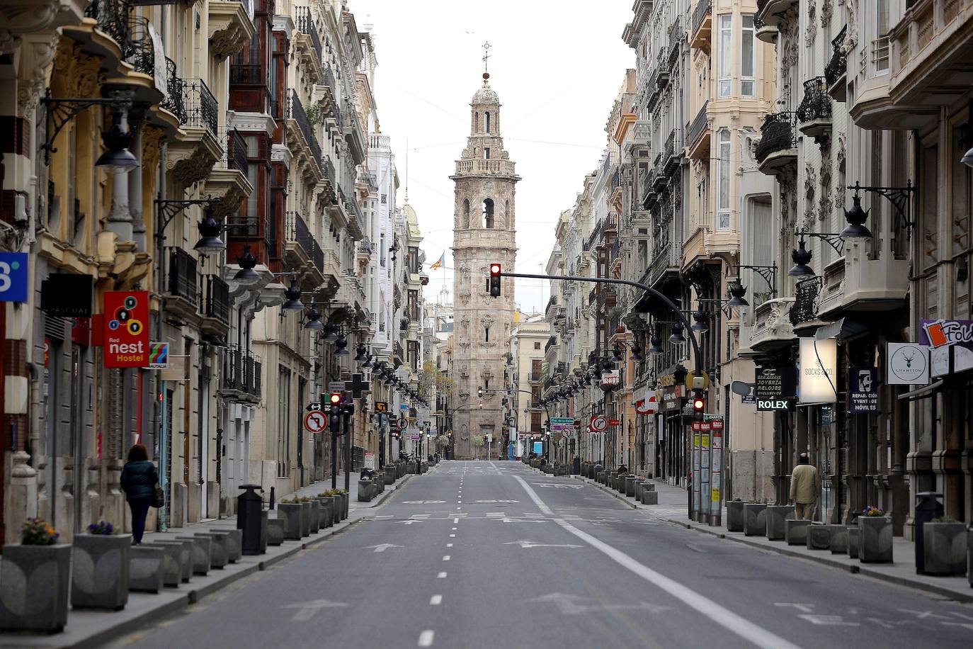 Valencia ha cambiado por el coronavirus. Las calles, plazas y parques están vacíos y la presencia policial y militar es casi constante. La afluencia a cafeterías y restaurantes ha caído un 95% (y los comercios están cerrados), al igual que el uso del transporte público. Los controles en carretera se acentúan para evitar desplazamientos. Ya es una realidad el hospital de campaña que se empezó a levantar junto a la Fe, mientras que la antigua Fe también entra en servicio. Pero a pesar de todo, del confinamiento y del estado de alarma, los ciudadanos no dudan en salir cada tarde -a las 20 horas- a sus balcones para aplaudir y rendir homenaje a los sanitarios, por su trabajo y lucha contra el virus.