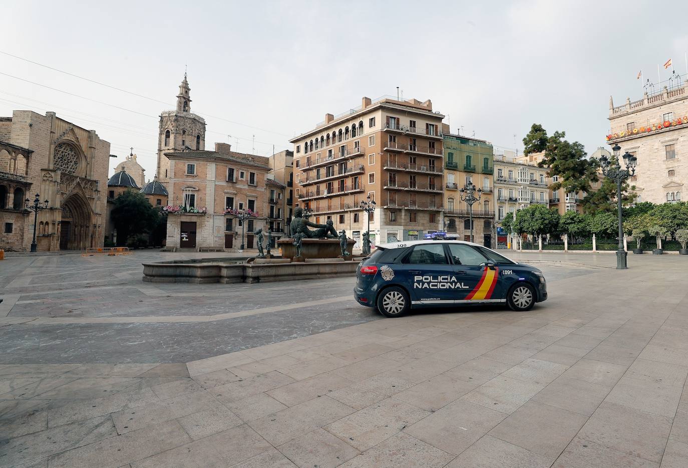 Valencia ha cambiado por el coronavirus. Las calles, plazas y parques están vacíos y la presencia policial y militar es casi constante. La afluencia a cafeterías y restaurantes ha caído un 95% (y los comercios están cerrados), al igual que el uso del transporte público. Los controles en carretera se acentúan para evitar desplazamientos. Ya es una realidad el hospital de campaña que se empezó a levantar junto a la Fe, mientras que la antigua Fe también entra en servicio. Pero a pesar de todo, del confinamiento y del estado de alarma, los ciudadanos no dudan en salir cada tarde -a las 20 horas- a sus balcones para aplaudir y rendir homenaje a los sanitarios, por su trabajo y lucha contra el virus.