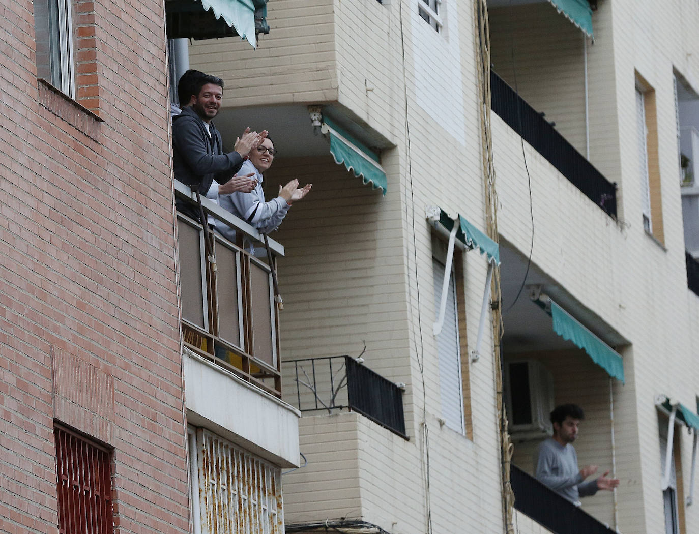 Valencia ha cambiado por el coronavirus. Las calles, plazas y parques están vacíos y la presencia policial y militar es casi constante. La afluencia a cafeterías y restaurantes ha caído un 95% (y los comercios están cerrados), al igual que el uso del transporte público. Los controles en carretera se acentúan para evitar desplazamientos. Ya es una realidad el hospital de campaña que se empezó a levantar junto a la Fe, mientras que la antigua Fe también entra en servicio. Pero a pesar de todo, del confinamiento y del estado de alarma, los ciudadanos no dudan en salir cada tarde -a las 20 horas- a sus balcones para aplaudir y rendir homenaje a los sanitarios, por su trabajo y lucha contra el virus.