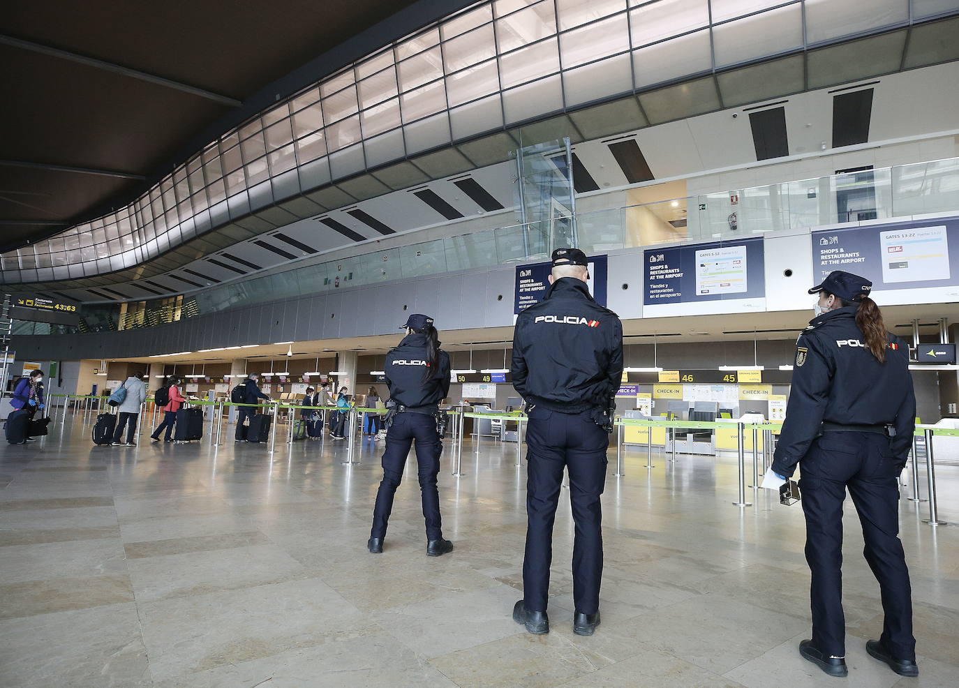 Valencia ha cambiado por el coronavirus. Las calles, plazas y parques están vacíos y la presencia policial y militar es casi constante. La afluencia a cafeterías y restaurantes ha caído un 95% (y los comercios están cerrados), al igual que el uso del transporte público. Los controles en carretera se acentúan para evitar desplazamientos. Ya es una realidad el hospital de campaña que se empezó a levantar junto a la Fe, mientras que la antigua Fe también entra en servicio. Pero a pesar de todo, del confinamiento y del estado de alarma, los ciudadanos no dudan en salir cada tarde -a las 20 horas- a sus balcones para aplaudir y rendir homenaje a los sanitarios, por su trabajo y lucha contra el virus.