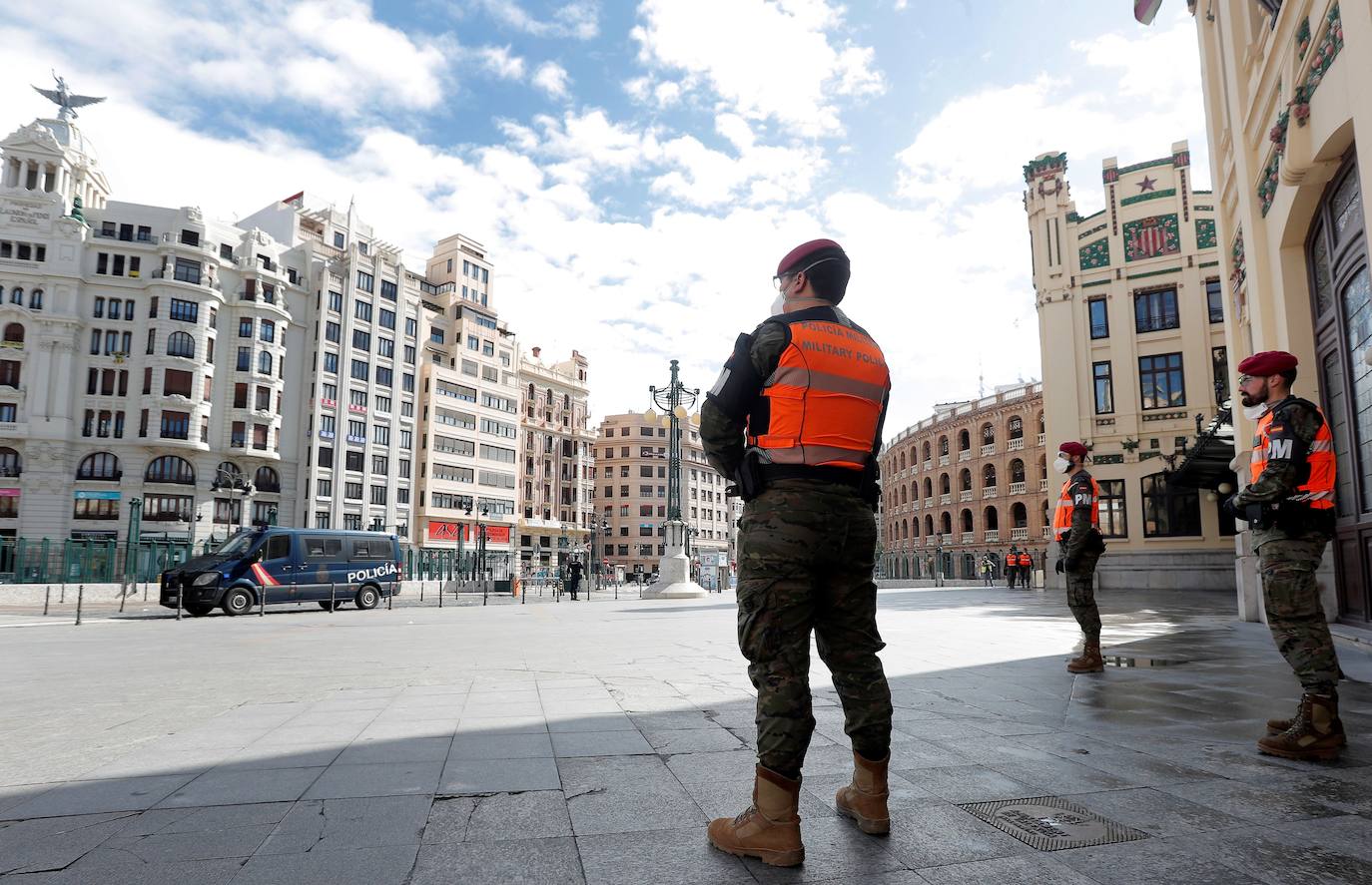 Valencia ha cambiado por el coronavirus. Las calles, plazas y parques están vacíos y la presencia policial y militar es casi constante. La afluencia a cafeterías y restaurantes ha caído un 95% (y los comercios están cerrados), al igual que el uso del transporte público. Los controles en carretera se acentúan para evitar desplazamientos. Ya es una realidad el hospital de campaña que se empezó a levantar junto a la Fe, mientras que la antigua Fe también entra en servicio. Pero a pesar de todo, del confinamiento y del estado de alarma, los ciudadanos no dudan en salir cada tarde -a las 20 horas- a sus balcones para aplaudir y rendir homenaje a los sanitarios, por su trabajo y lucha contra el virus.