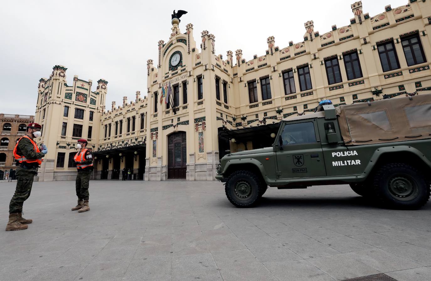 Valencia ha cambiado por el coronavirus. Las calles, plazas y parques están vacíos y la presencia policial y militar es casi constante. La afluencia a cafeterías y restaurantes ha caído un 95% (y los comercios están cerrados), al igual que el uso del transporte público. Los controles en carretera se acentúan para evitar desplazamientos. Ya es una realidad el hospital de campaña que se empezó a levantar junto a la Fe, mientras que la antigua Fe también entra en servicio. Pero a pesar de todo, del confinamiento y del estado de alarma, los ciudadanos no dudan en salir cada tarde -a las 20 horas- a sus balcones para aplaudir y rendir homenaje a los sanitarios, por su trabajo y lucha contra el virus.