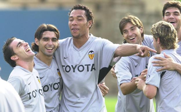 Carew abraza a Ayala durante un entrenamiento del Valencia