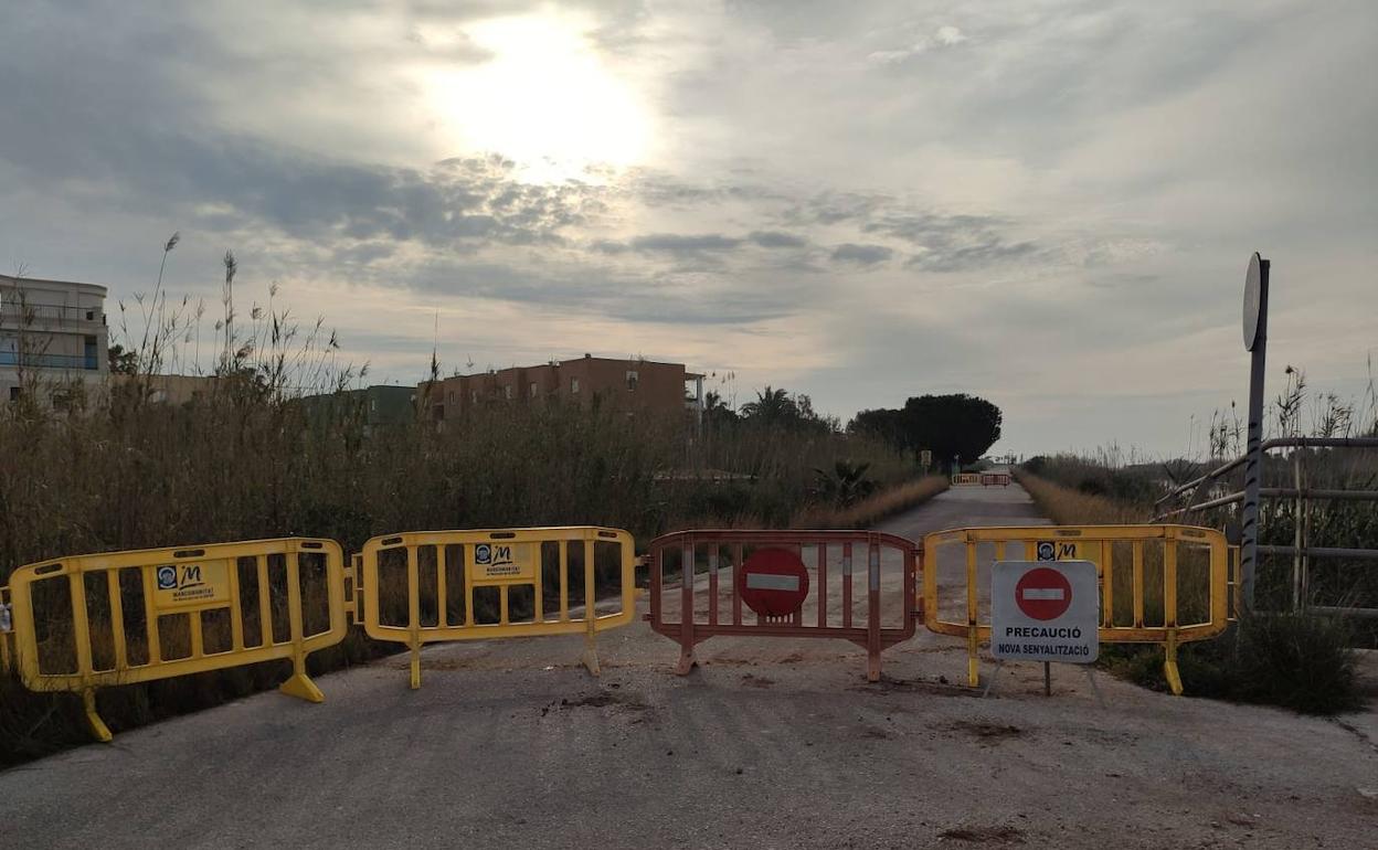 Las vallas permanecían ayer por la mañana en los accesos secundarios a la playa de Xeraco tras haber retirado los montículos de aren. 