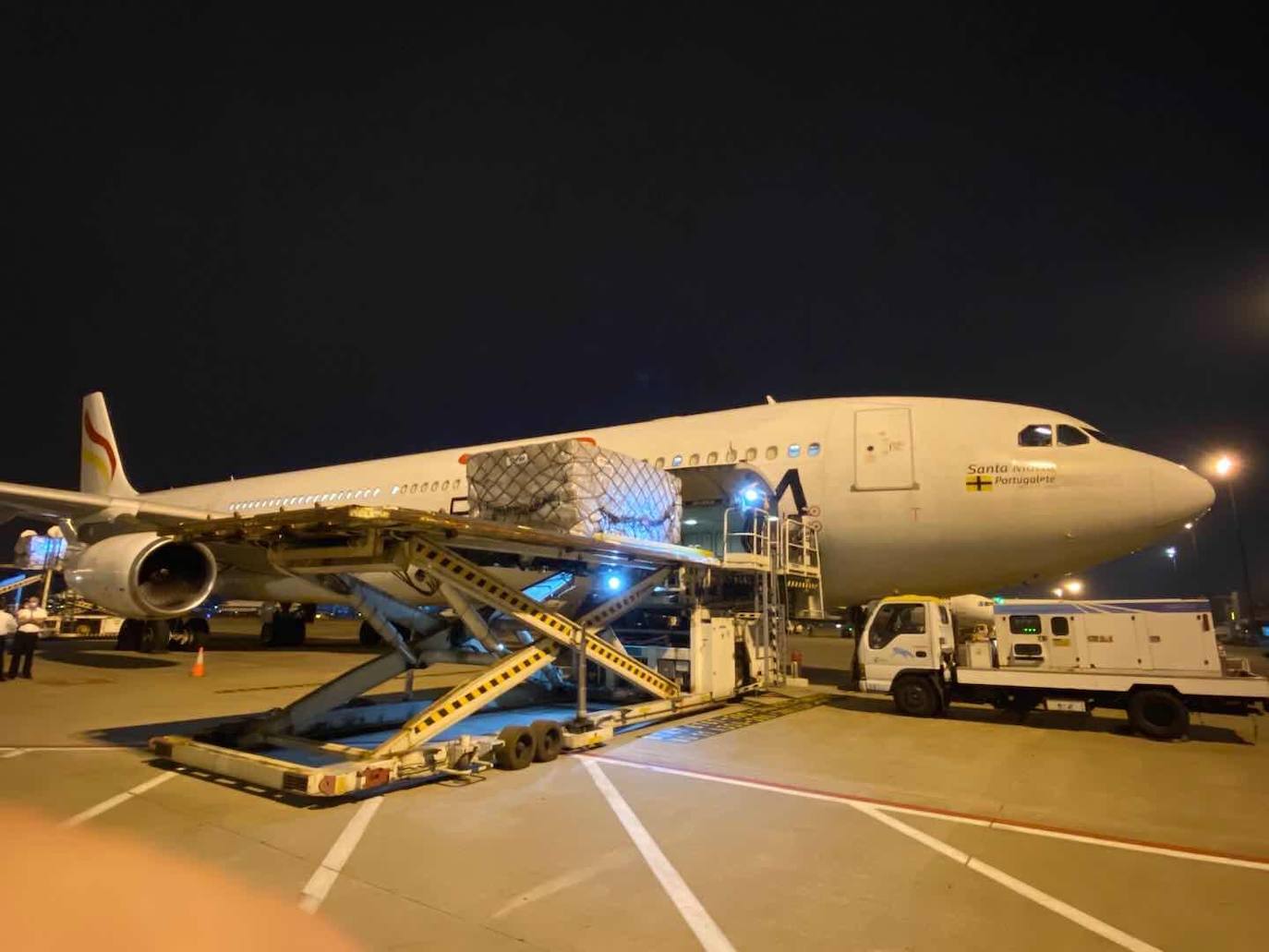 El quinto envío de material ha llegado a la ciudad a las 21.50 horas con 76 toneladas de equipación sanitaria que incluye también 27.000 gafas para los hospitales.