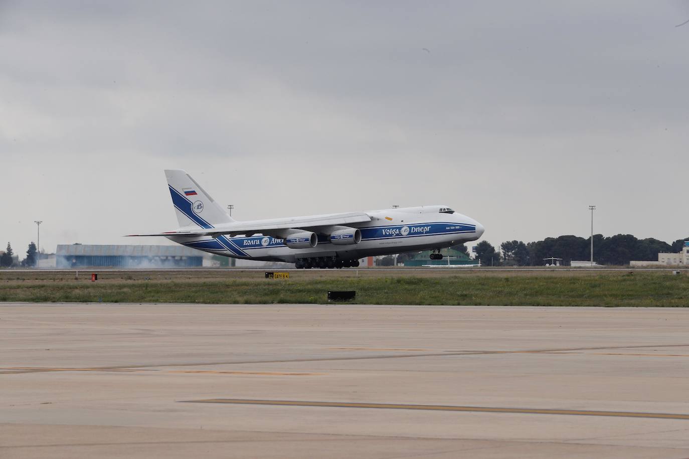 Un total de siete aeronaves han aterrizado en el aeropuerto de Manises durante la crisis sanitaria. La Generalitat está a la espera de que este mes de abril lleguen respiradores invasivos comprados en China. Hasta la fecha, dentro de esta operación han llegado a la comunidad 8,15 millones de mascarillas, 5,45 millones de guantes, 121.050 monos de protección (EPI), 85.200 gafas de protección ocular y 100 respiradores no invasivos, que se suman al material enviado por el Gobierno de España.