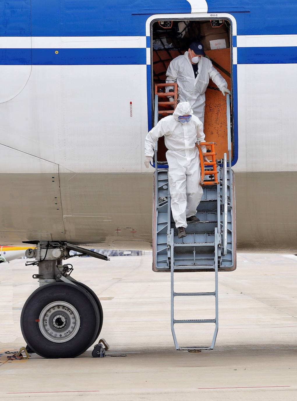 Un total de siete aeronaves han aterrizado en el aeropuerto de Manises durante la crisis sanitaria. La Generalitat está a la espera de que este mes de abril lleguen respiradores invasivos comprados en China. Hasta la fecha, dentro de esta operación han llegado a la comunidad 8,15 millones de mascarillas, 5,45 millones de guantes, 121.050 monos de protección (EPI), 85.200 gafas de protección ocular y 100 respiradores no invasivos, que se suman al material enviado por el Gobierno de España.