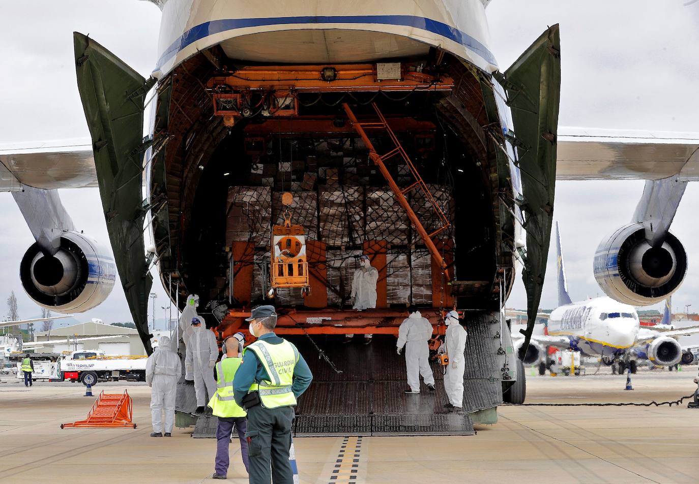 Un total de siete aeronaves han aterrizado en el aeropuerto de Manises durante la crisis sanitaria. La Generalitat está a la espera de que este mes de abril lleguen respiradores invasivos comprados en China. Hasta la fecha, dentro de esta operación han llegado a la comunidad 8,15 millones de mascarillas, 5,45 millones de guantes, 121.050 monos de protección (EPI), 85.200 gafas de protección ocular y 100 respiradores no invasivos, que se suman al material enviado por el Gobierno de España.