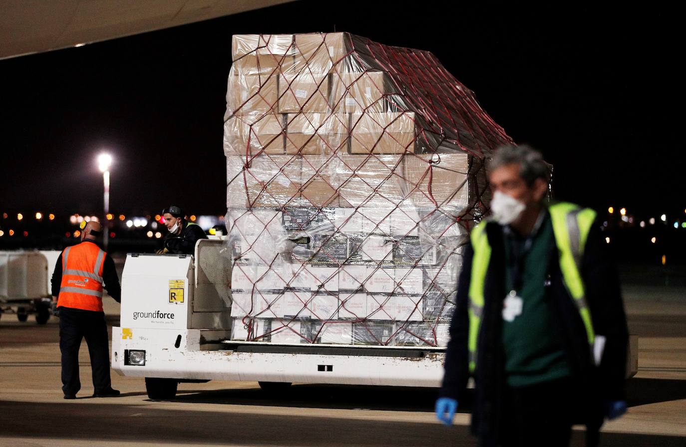 Un total de siete aeronaves han aterrizado en el aeropuerto de Manises durante la crisis sanitaria. La Generalitat está a la espera de que este mes de abril lleguen respiradores invasivos comprados en China. Hasta la fecha, dentro de esta operación han llegado a la comunidad 8,15 millones de mascarillas, 5,45 millones de guantes, 121.050 monos de protección (EPI), 85.200 gafas de protección ocular y 100 respiradores no invasivos, que se suman al material enviado por el Gobierno de España.