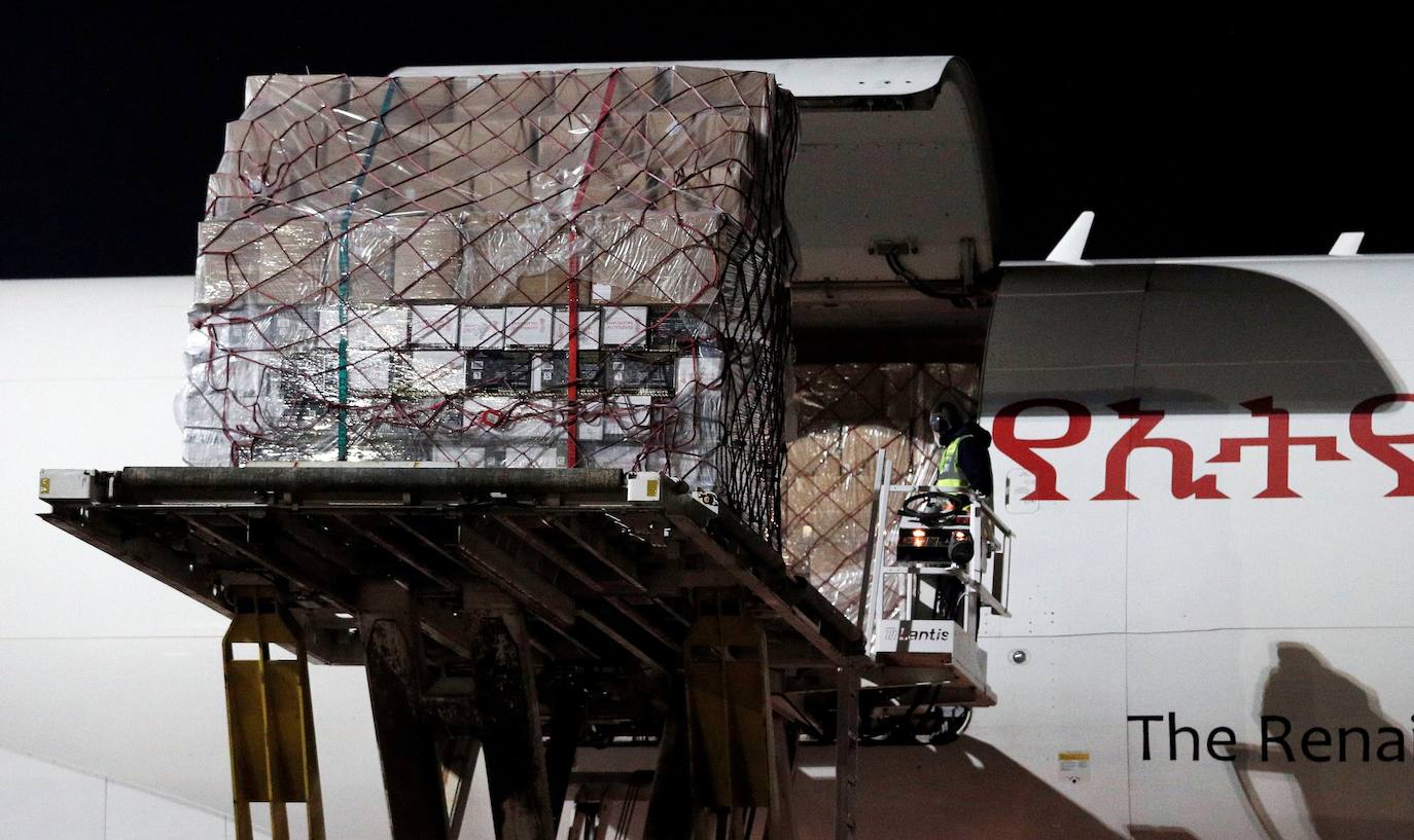 Un total de siete aeronaves han aterrizado en el aeropuerto de Manises durante la crisis sanitaria. La Generalitat está a la espera de que este mes de abril lleguen respiradores invasivos comprados en China. Hasta la fecha, dentro de esta operación han llegado a la comunidad 8,15 millones de mascarillas, 5,45 millones de guantes, 121.050 monos de protección (EPI), 85.200 gafas de protección ocular y 100 respiradores no invasivos, que se suman al material enviado por el Gobierno de España.