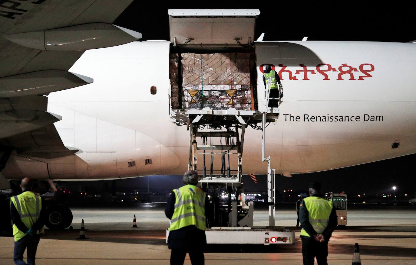 Un total de siete aeronaves han aterrizado en el aeropuerto de Manises durante la crisis sanitaria. La Generalitat está a la espera de que este mes de abril lleguen respiradores invasivos comprados en China. Hasta la fecha, dentro de esta operación han llegado a la comunidad 8,15 millones de mascarillas, 5,45 millones de guantes, 121.050 monos de protección (EPI), 85.200 gafas de protección ocular y 100 respiradores no invasivos, que se suman al material enviado por el Gobierno de España.