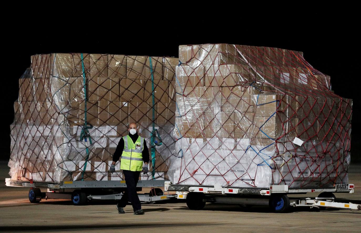 Un total de siete aeronaves han aterrizado en el aeropuerto de Manises durante la crisis sanitaria. La Generalitat está a la espera de que este mes de abril lleguen respiradores invasivos comprados en China. Hasta la fecha, dentro de esta operación han llegado a la comunidad 8,15 millones de mascarillas, 5,45 millones de guantes, 121.050 monos de protección (EPI), 85.200 gafas de protección ocular y 100 respiradores no invasivos, que se suman al material enviado por el Gobierno de España.