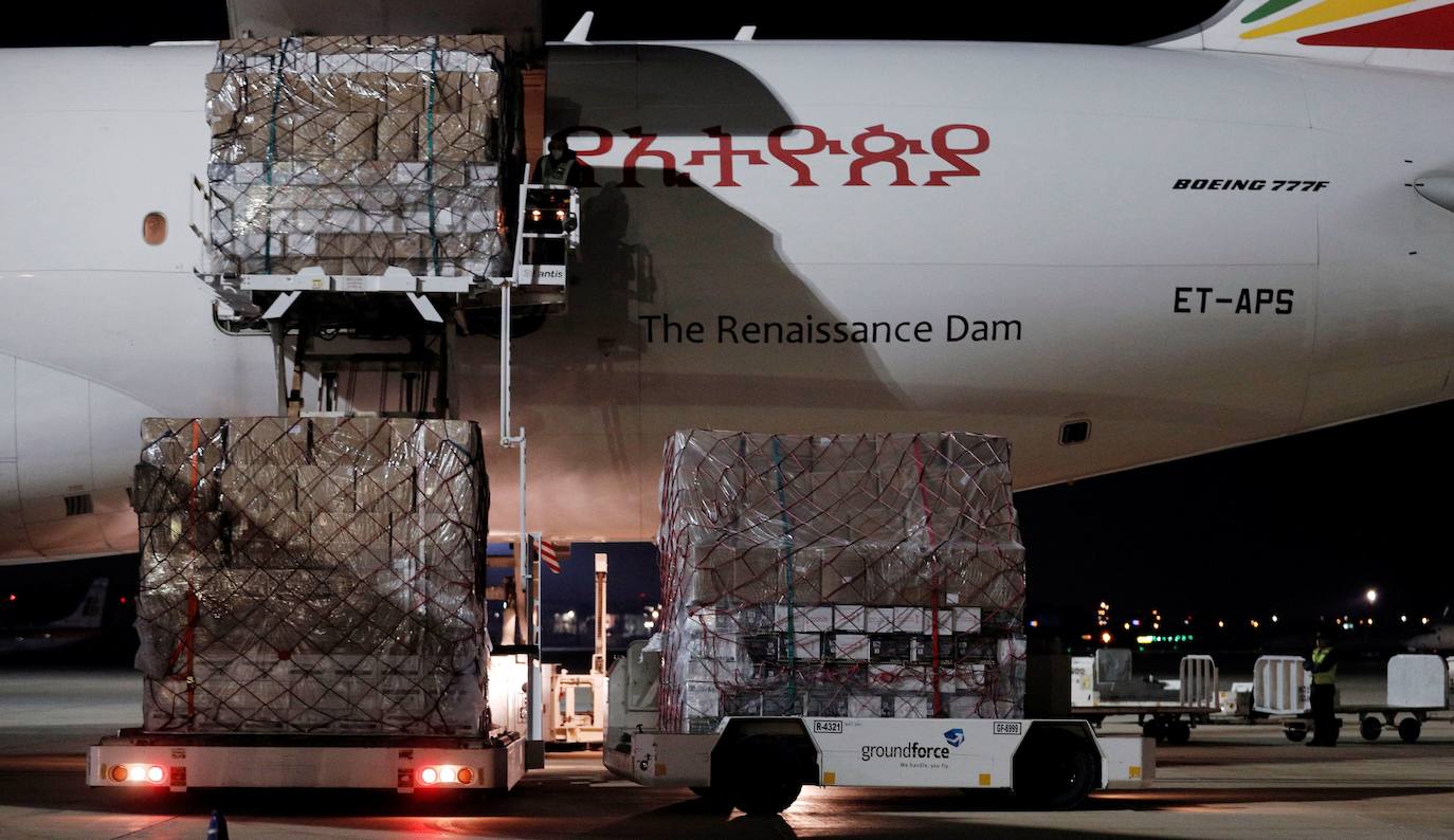 Un total de siete aeronaves han aterrizado en el aeropuerto de Manises durante la crisis sanitaria. La Generalitat está a la espera de que este mes de abril lleguen respiradores invasivos comprados en China. Hasta la fecha, dentro de esta operación han llegado a la comunidad 8,15 millones de mascarillas, 5,45 millones de guantes, 121.050 monos de protección (EPI), 85.200 gafas de protección ocular y 100 respiradores no invasivos, que se suman al material enviado por el Gobierno de España.