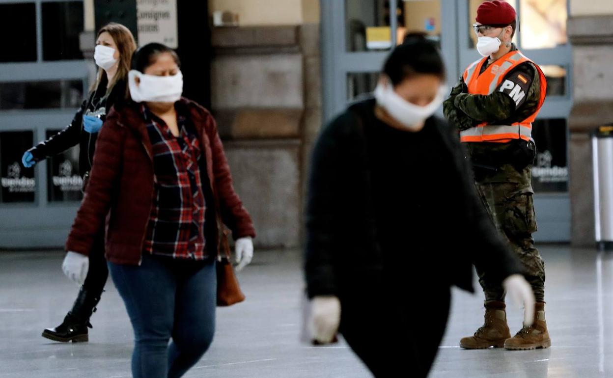 Ciudadanos pasean por las inmediaciones de la Estación del Norte de Valencia.