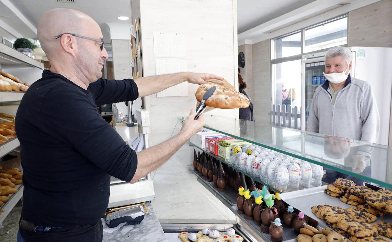 Paco Iborra, dueño de la pastelería Los Ángeles del Cabanyal.