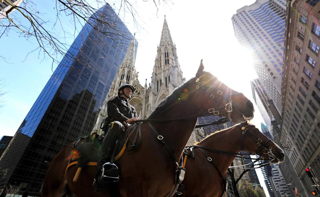 Dos policías a caballo montan guardia ante la catedral de San Patricio, en Nueva York.