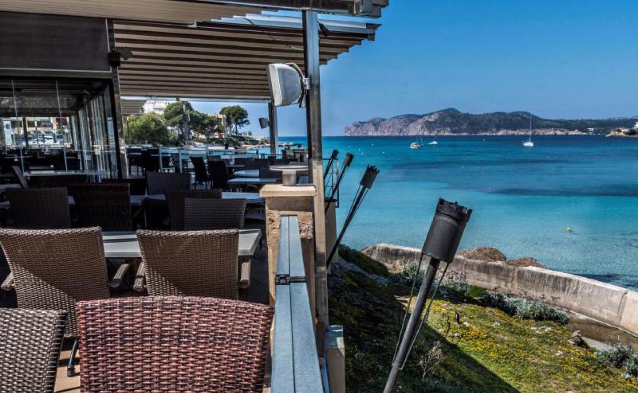 Restaurante vacío con vistas a la playa 