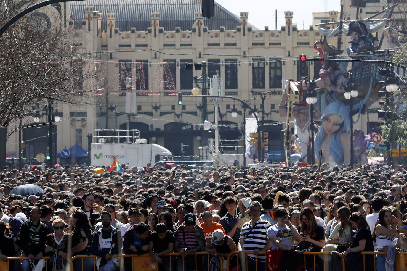 Las mascletás se convierten en la cita diaria de decenas de amantes de las Fallas.