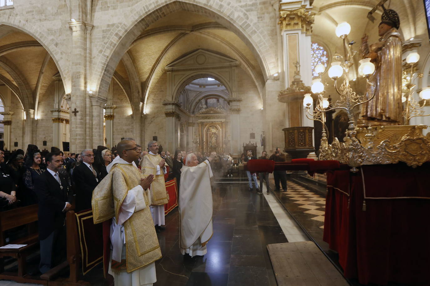 La Catedral y otros templos valencianos celebran liturgias para numerosos fieles.