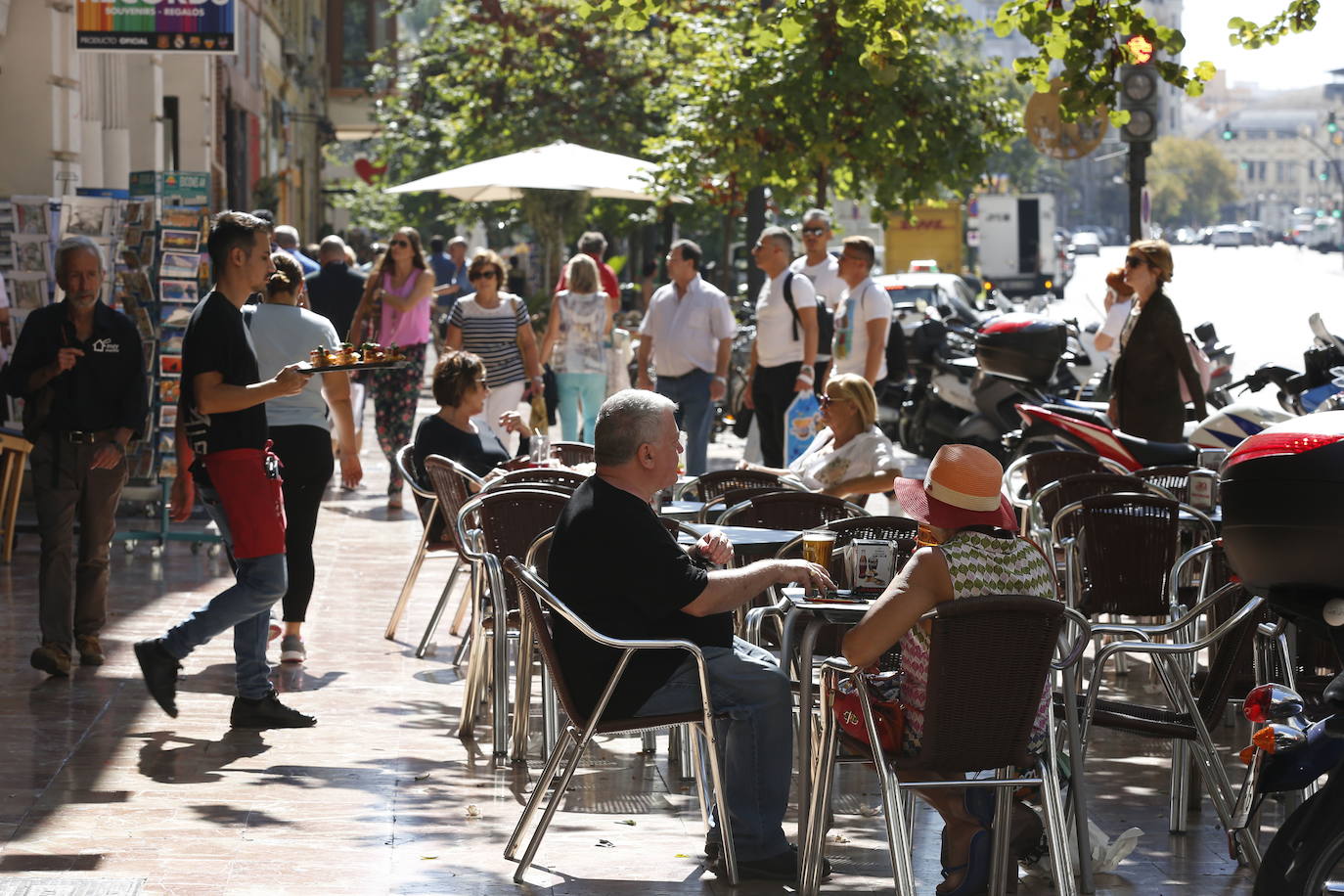 El buen tiempo anima a los valencianos a acudir a las terrazas, que congregan a cientos de personas.