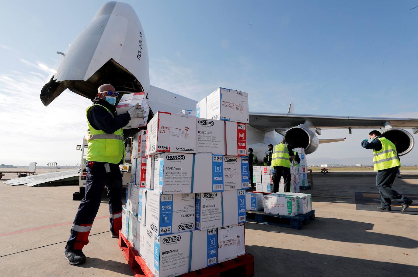 En concreto, la carga transportada la componen 1.439.800 mascarillas, 1.338.000 guantes, 137.310 monos de protección EPI y 102.400 gafas de protección, según ha informado la Generalitat