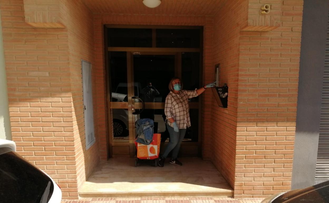 El Ayuntamiento de Almussafes reparte mascarillas casa por casa. 