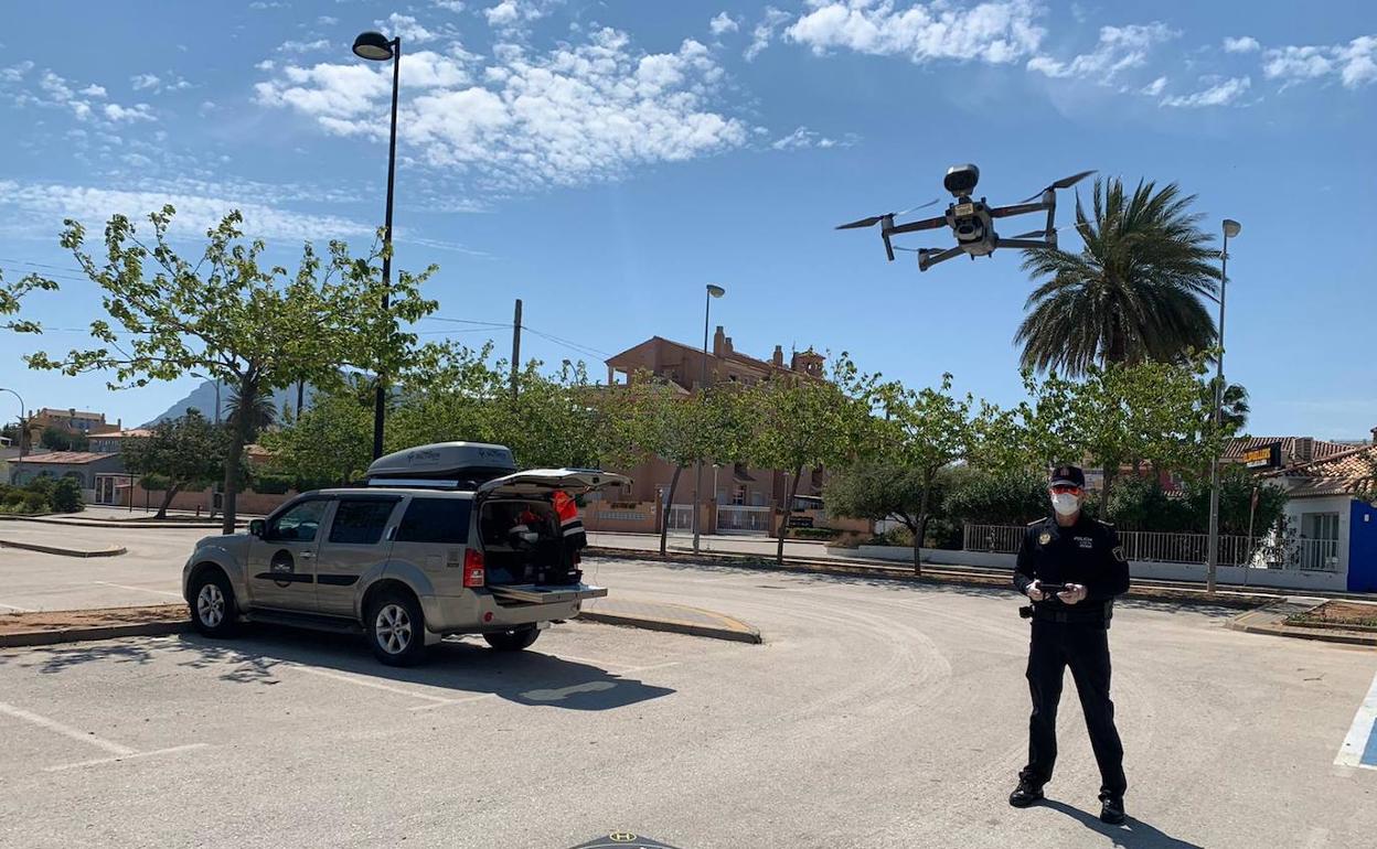 Un policía con el dron que se encarga de vigilar la playa, los accesos y el parque natural del Montgó. 