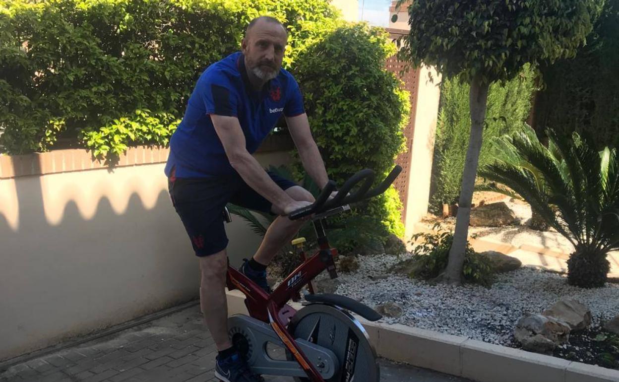 José Gómez, realizando ejercicio en su casa.