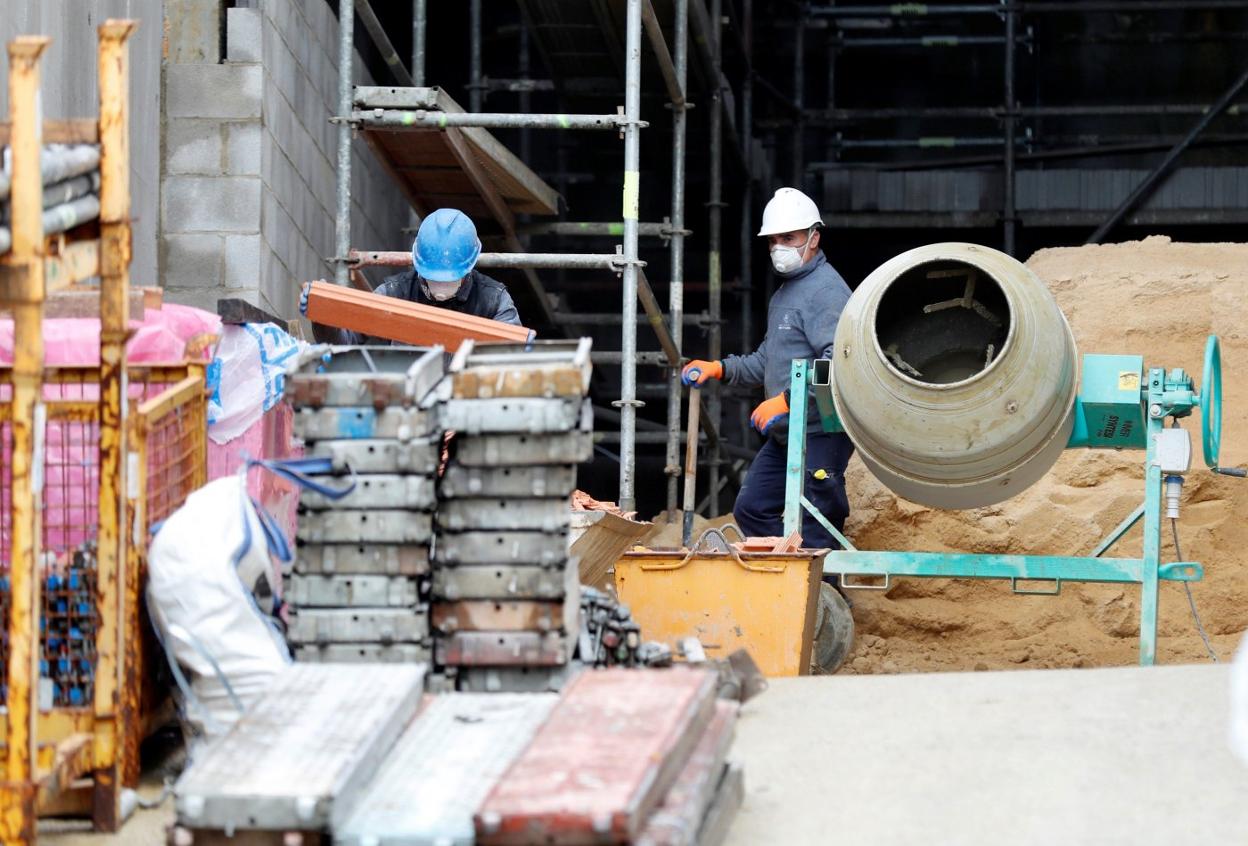 Trabajadores de una obras incorporados al trabajo. efe