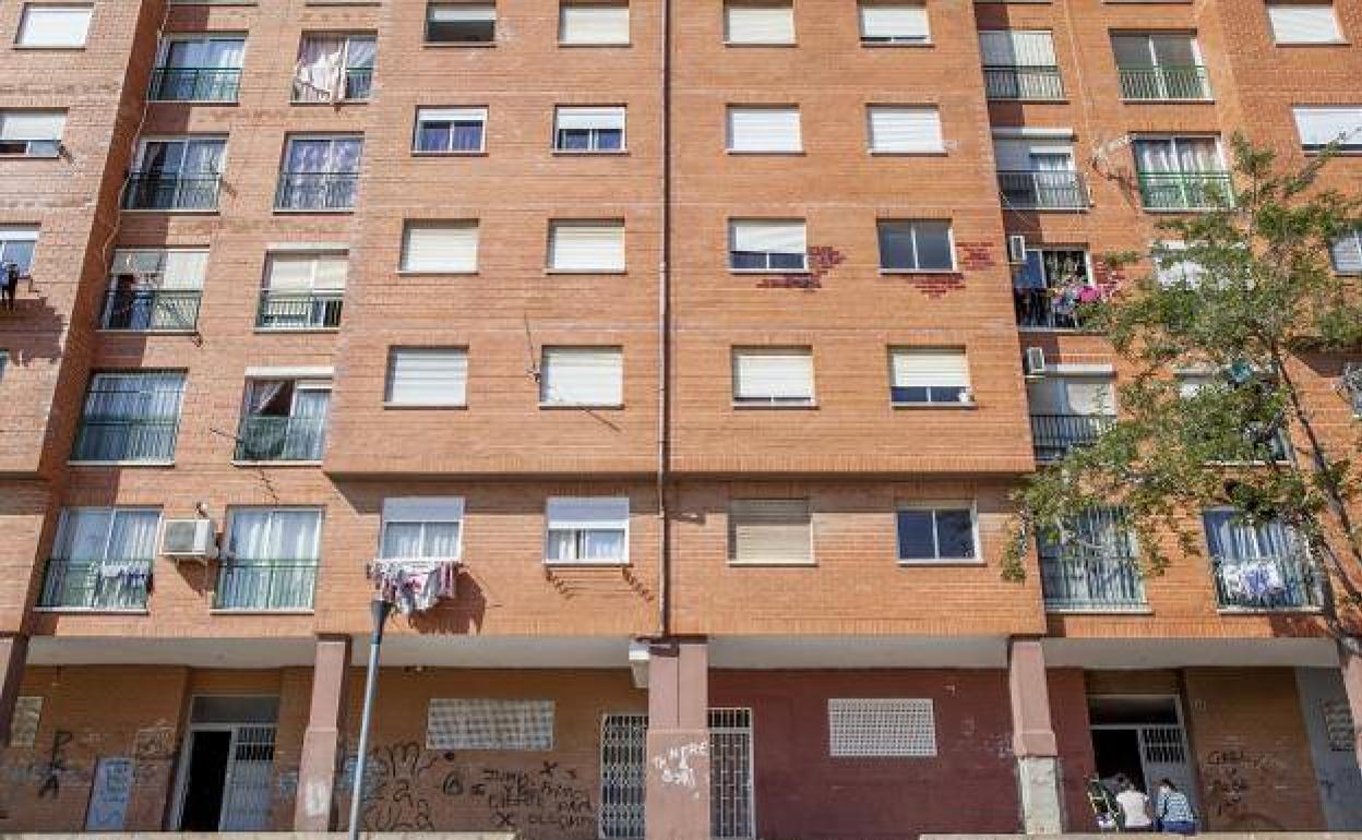Vecinos de La Coma de Paterna exigen la limpieza y desinfección de las zonas comunes