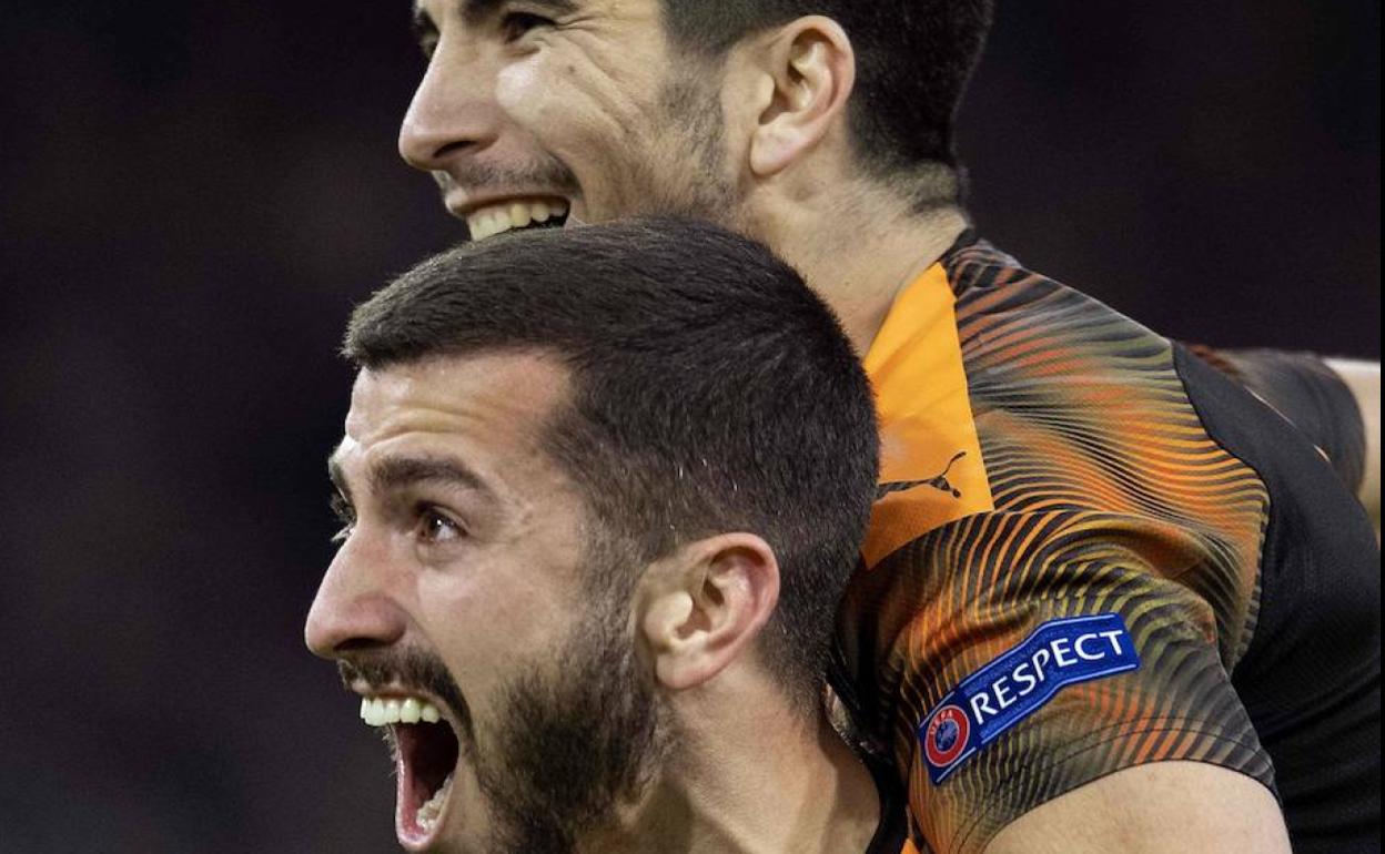 Carlos Soler y Gayà celebran el gol del Valencia en el Johan Curyff Arena contra el Ajax